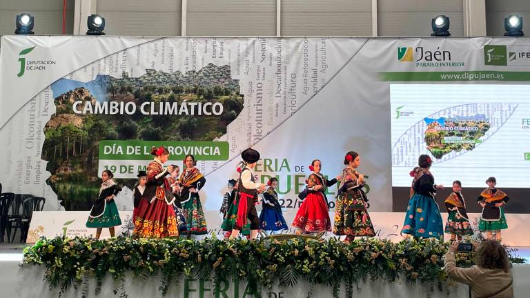 El escenario “Tierra Viva” de la Feria de los Pueblos muestra la riqueza cultural de la provincia