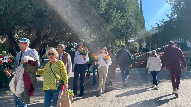 Trasiego continuo de jiennenses en el cementerio de San Fernando para honrar a sus seres queridos