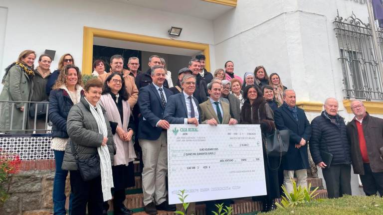 Foto de familia tras la entrega de cheques solidarios del Colegio de Abogados de Jaén. / Ana Isabel Bravo / Diario JAÉN.