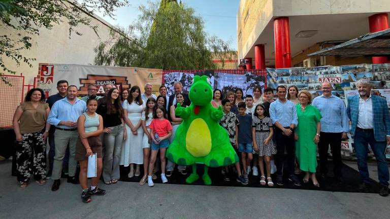 Los ganadores de la 37 edición del Concurso de Redacción “Prensa-Escuela”, junto a los miembros del Jurado y el director de Diario JAÉN, Juan Espejo, posan con Oli. / Ana Isabel Bravo / Diario JAÉN.