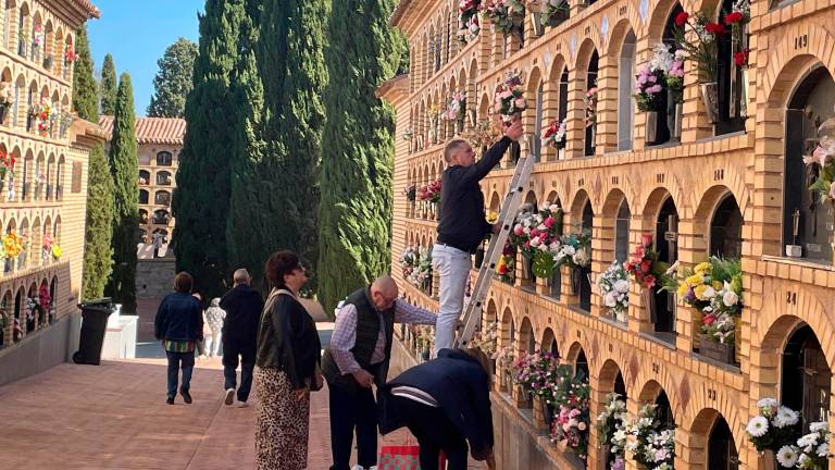 Trasiego continuo de jiennenses en el cementerio de San Fernando para honrar a sus seres queridos