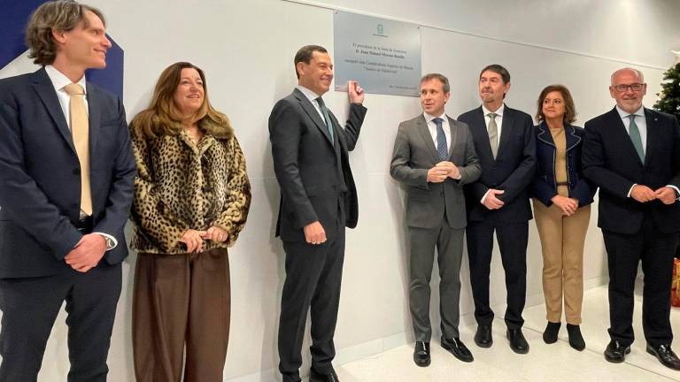 Rubén Fernández, María del Carmen Castillo, Juanma Moreno, Julio Millán, Abelardo de la Rosa, Catalina García y Jesús Estrella, junto a la placa de inauguración del centro. / Ana Isabel Bravo / Diario JAÉN.