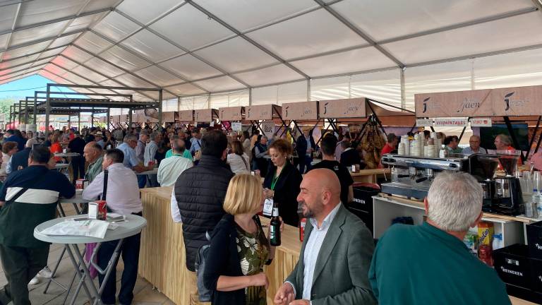 Asistentes en la zona de Degusta Jaén, en Expoliva. / Juanfran Paredes / Diario JAÉN. 
