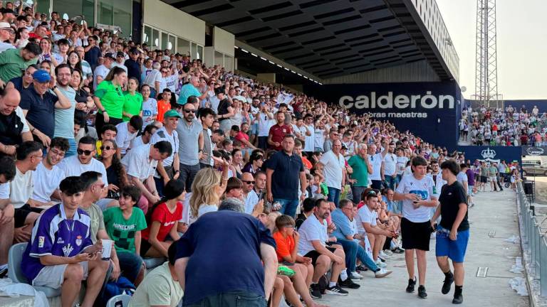 Gradas completas en La Victoria en el partido de vuelta de la segunda fase del playoff frente al Torre del Mar. / Nicolás Collado / Diario JAÉN. 