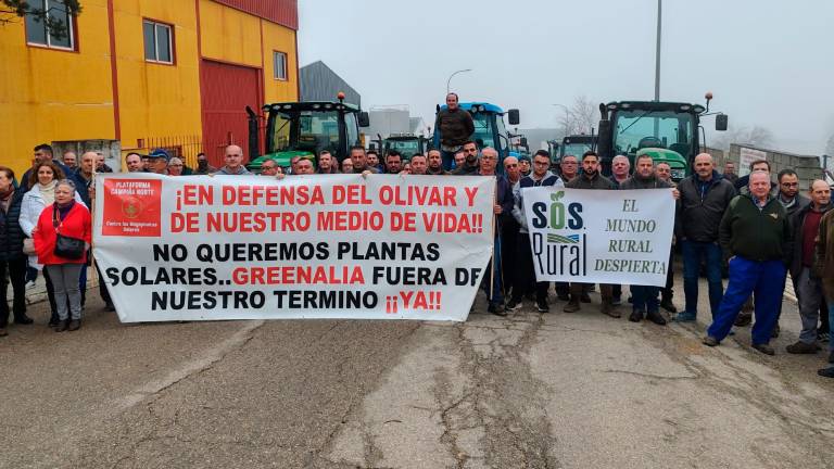 150 personas y 60 tractores protestan en Lopera contra las megaplantas solares