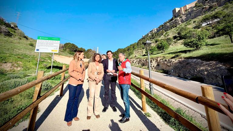 Un sendero para viandantes y deportistas de camino al Castillo de Santa Catalina