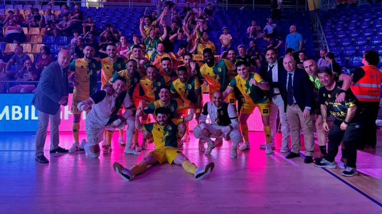La plantilla, el cuadro técnico y los directivos celebran el triunfo con los aficionados.