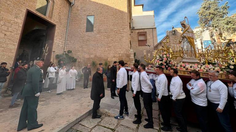 Santa Catalina discurre en romería por Jaén en búsqueda de su castillo