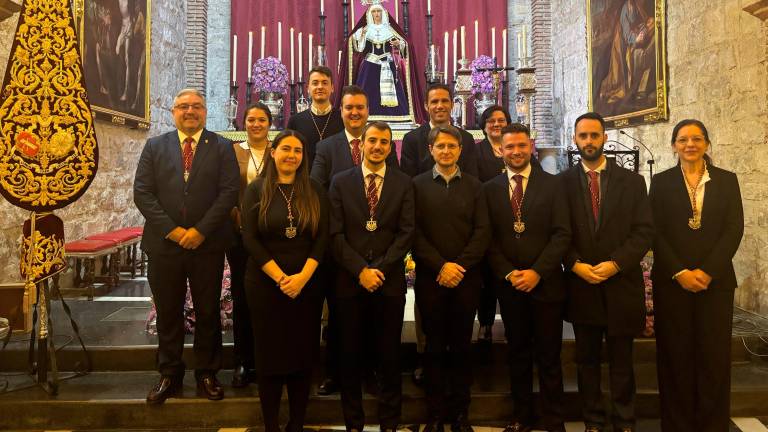 Foto de familia de la Junta de Gobierno con su hermano mayor a la cabeza.