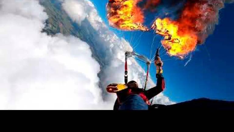 Un paracaidista prende fuego a su paracaídas mientras se encuentra a 7.000 pies de altura