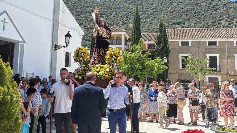 Pétalos y promesas al paso de Nuestro Padre Jesús Nazareno en Arbuniel