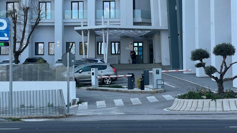 Hallan a una mujer fallecida en la puerta del Hospital Metropolitano de Jaén