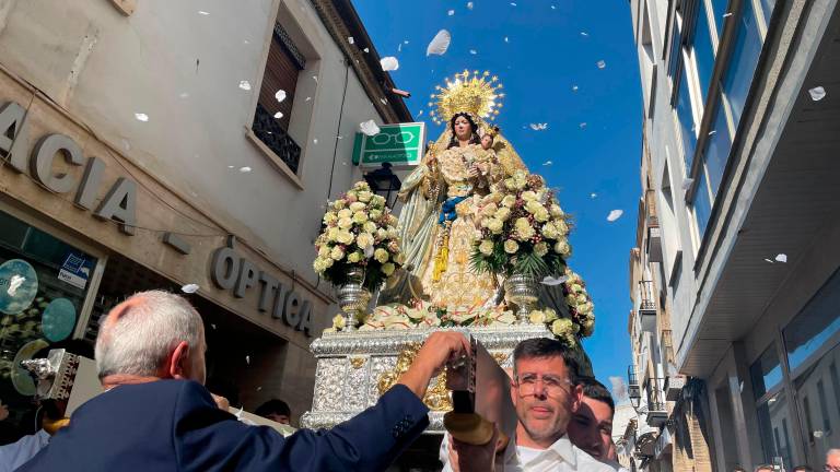 La Virgen de la Paz resplandece a su paso por Marmolejo