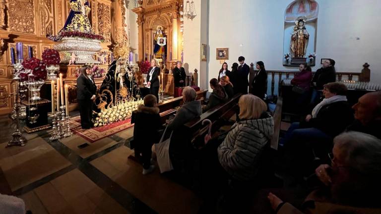 La Virgen de los Dolores vuelve a recibir el cariño de todos sus fieles en el besamanos