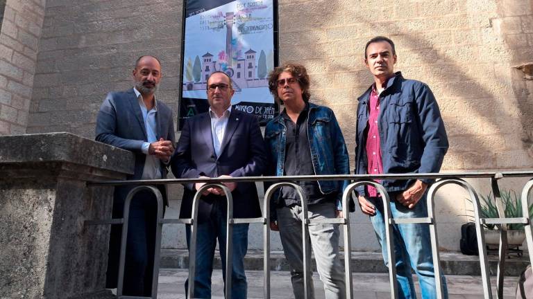 El director del Museo, Carlos Fernández; el Delegado territorial de Cultura en Jaén, José Ayala, y los artistas Julio Demonio y Pepe Aranda. / Álex Roig / Diario JAÉN.