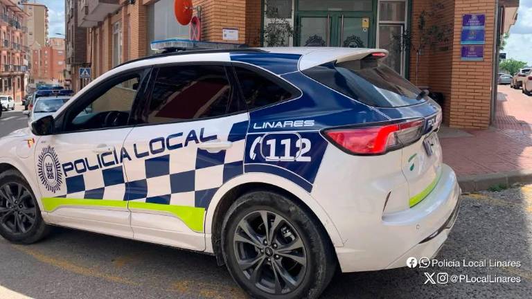 La rápida actuación de la Policía Local de Linares evita una tragedia en la A-312