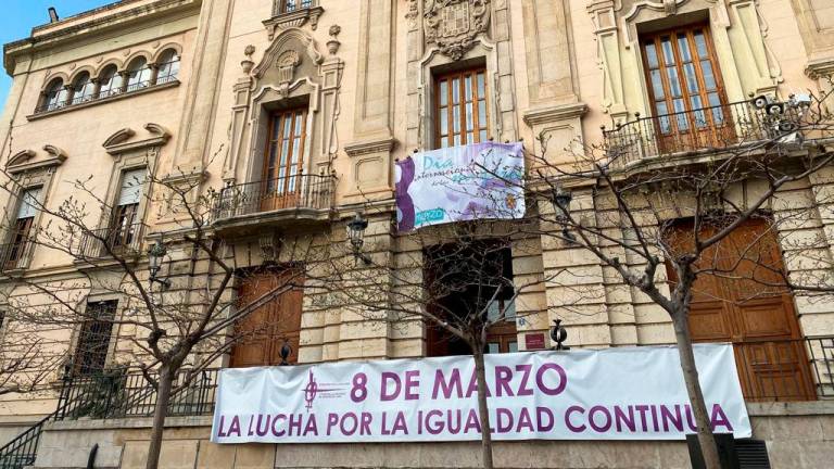 El Ayuntamiento luce la pancarta reivindicativa del 8M