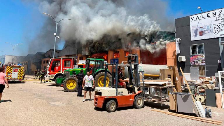 Arde una calle de naves industriales en Marmolejo