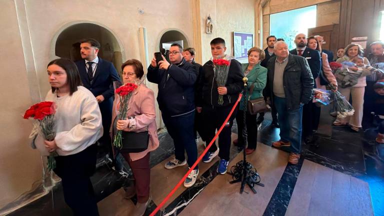 La capital se vuelca con El Abuelo en una emotiva ofrenda poética y floral previa a su esperada salida procesional