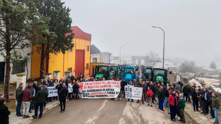 150 personas y 60 tractores protestan en Lopera contra las megaplantas solares