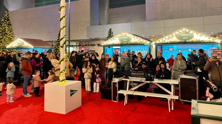El Corte Inglés inaugura su espacio navideño rodeado de niños