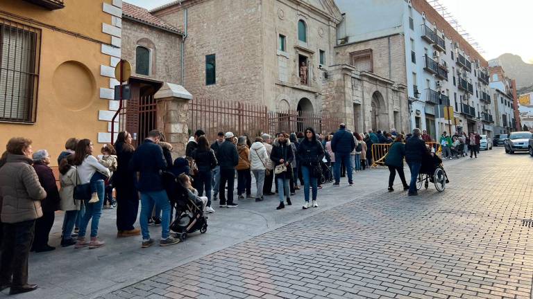 Miles de fieles acuden al Camarín para el tradicional besapié de Nuestro Padre Jesús