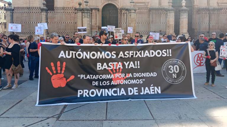 <i>Trabajadores de diferentes gremios sostienen la pancarta de la Plataforma por la Dignidad de los Autónomos. / Fotografías: Adrián Claudio Bonache / Diario JAÉN.</i>