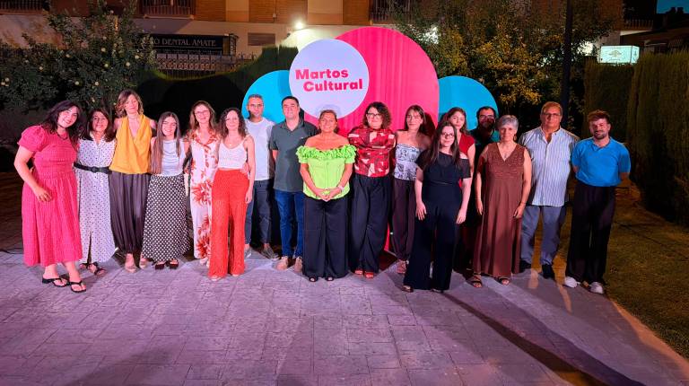 <i>Algunos de los premiados durante la velada junto a la concejala de Cultura, Elena Molina. / Ayuntamiento de Martos.</i>