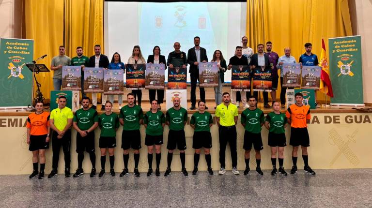 <i>Autoridades y jugadores en la presentación de las citas en el Salón de Actos de la Academia de Cabos y Guardias de Baeza. / Álex Gómez / Diario JAÉN.</i>