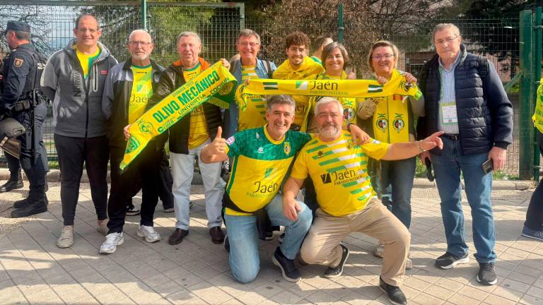 La grada y las calles se tornan amarilla en un partido extraordinario. / Álex Gómez.