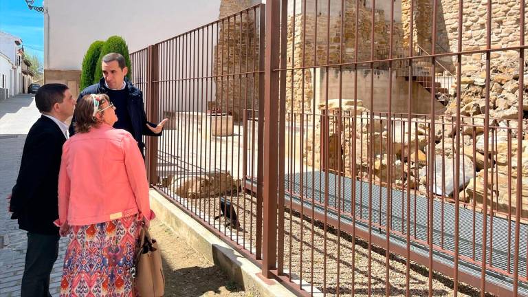 La Diputación de Jaén estudia la colaboración como medio para recuperar la muralla de Arjona