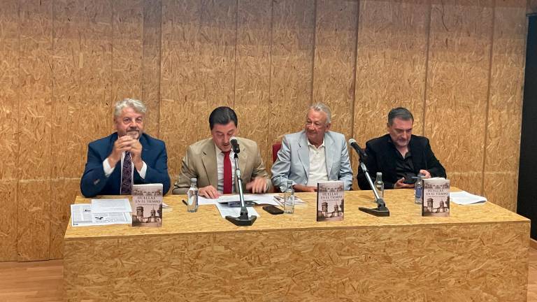 Juan Espejo, Cristóbal Pérez, José Manuel Muriel y José Domingo Álvarez, en la presentación del libro “Huellas en el tiempo”. / Ana Isabel Bravo / Diario JAÉN.