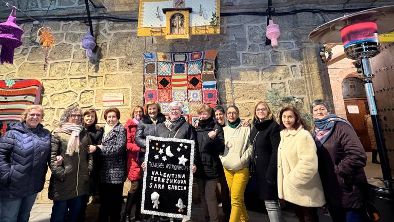 Las mujeres de Noalejo presentan a sus vecinos Enganchadas al Universo 2025: Brindis por el fantástico viaje espacial a ganchillo