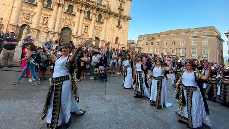 Comienzo del desfile desde una Plaza de Santa María a rebosar de gente. / Juanfran Paredes / Diario JAÉN.