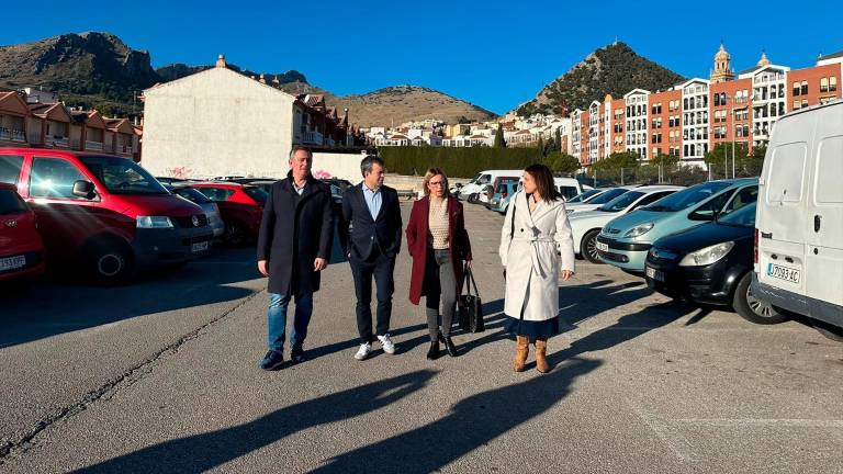 El PSOE defiende que se mantenga el párking en superficie de La Alcantarilla