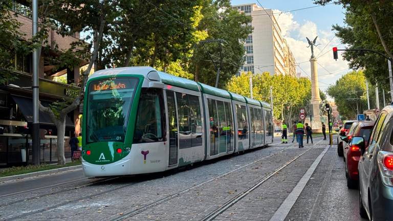 El tranvía, durante una de sus pruebas de los últimos meses por las vías de la capital. Archivo. / Álex Gómez / Diario JAÉN.