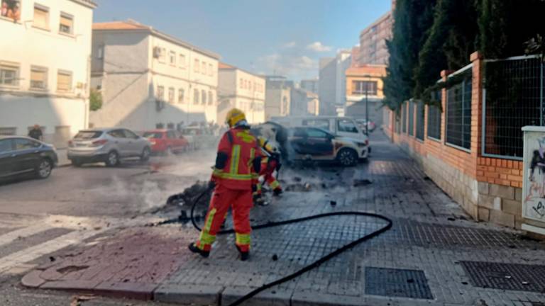 Incendio de varios contenedores cerca de la iglesia de San Félix de Valois