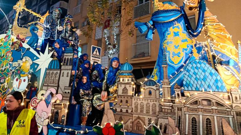 La ilusión es más fuerte que la lluvia: Melchor, Gaspar y Baltasar visitan la provincia