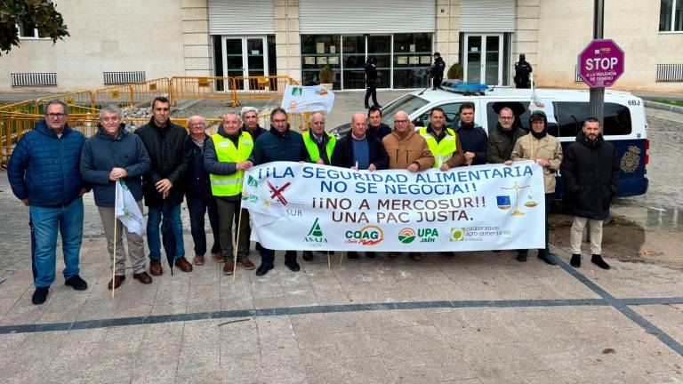 El campo alza la voz con una tractorada en Jaén