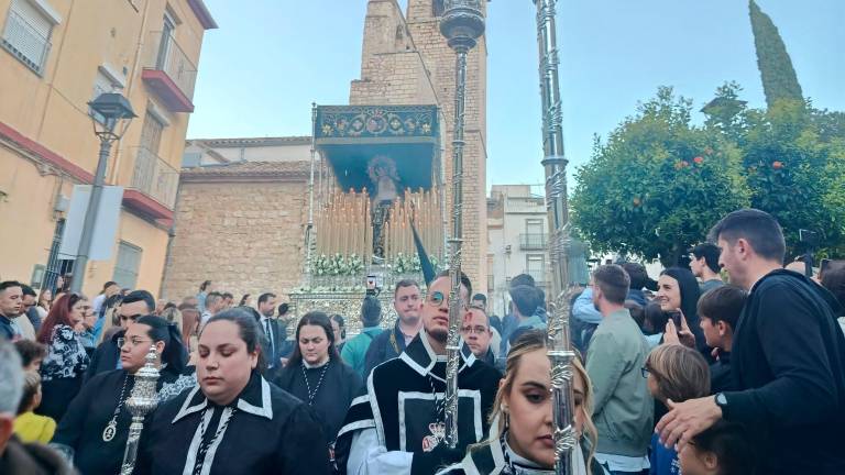 La impresionante y difícil salida de la Virgen de los Dolores de la Iglesia de San Juan y San Pedro