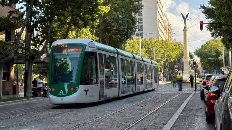 Imagen de archivo dle tranvía, a su paso por paseo de la estación, durante el primer simulacro que completó, el 17 de septiembre de 2025. / Álex Gómez / Diario JAÉN.
