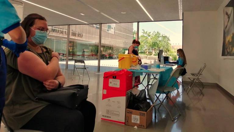 Denuncian “competencia desleal encubierta” por llevar las vacunaciones a centros comerciales