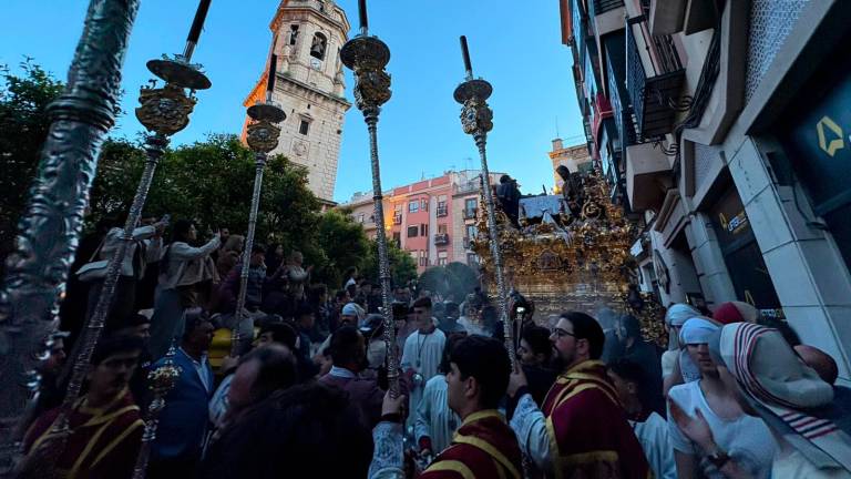 La Hermandad de la Santa Cena ilumina la noche en Jaén
