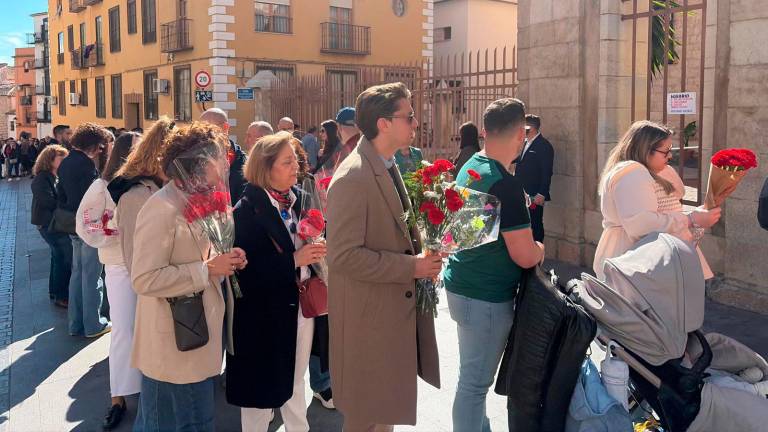 La capital se vuelca con El Abuelo en una emotiva ofrenda poética y floral previa a su esperada salida procesional