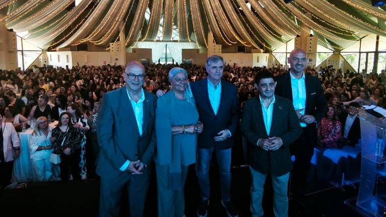 Manuel Fernández, Ángela Hidalgo, Cristóbal Valderas, Paco Reyes y Federico Díaz, junto a las asistentes al cuarto Encuentro Anual de Profesionales de Atención Sociosanitaria. / A. Bravo.