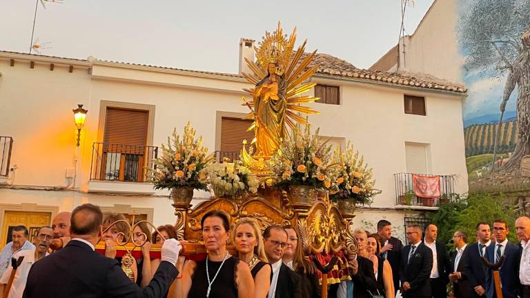 Nuestra Señora de la Encarnación llena las calles de Peal de Becerro de pasión