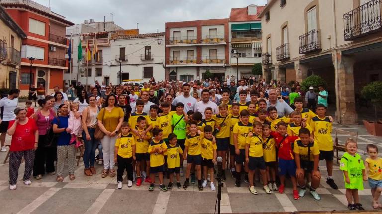 Foto de familia de Juan Palomares con los niños de la cantera del CD Rus, las autoridades y vecinos asistentes al acto. / Álex Gómez / Diario JAÉN.