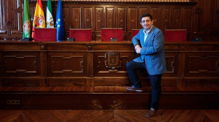 <i>Paco Reyes Martínez posa para Diario JAÉN en una entrevista realizada por la periodista Manuela Rosa Jaenes. / Fotografías: Agustín Muñoz / Diario JAÉN.</i>