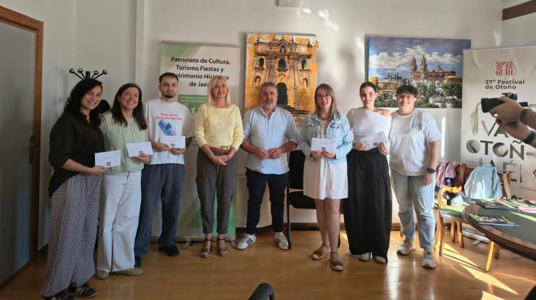 <i>María Espejo, Federico Gaitán y representantes de los siete colectivos. / Ayuntamiento de Jaén.</i>