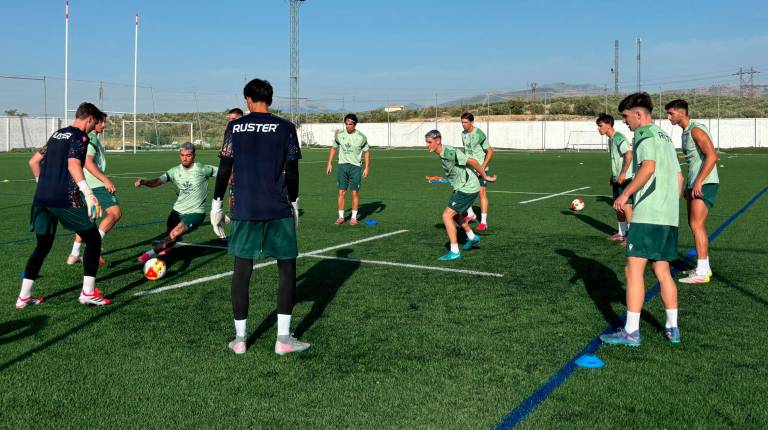 <i>El equipo durante el entrenamiento. / Juanjes García / Diario JAÉN.</i>